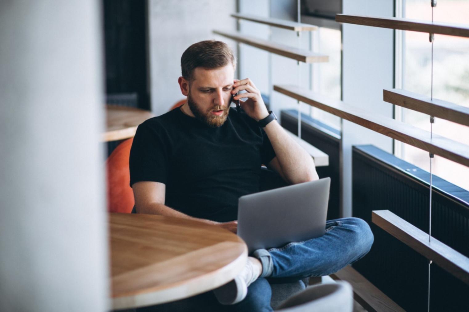 Espace de travail moderne avec documents financiers et calculatrice, représentant notre approche professionnelle de la négociation budgétaire